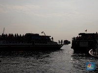 Liburan ke Pulau Seribu, Warga Padati Pelabuhan Kali Adem