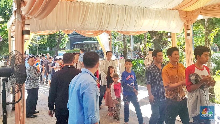 Wakil Presiden Jusuf Kalla (JK) mudik ke kampung halamannya di Makassar dan menggelar Halalbihalal dengan warga.