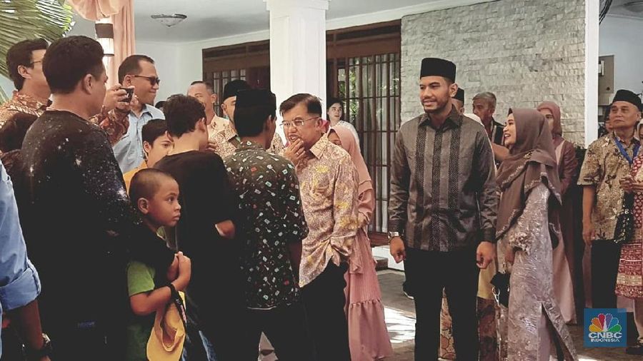 Wakil Presiden Jusuf Kalla (JK) mudik ke kampung halamannya di Makassar dan menggelar Halalbihalal dengan warga.
