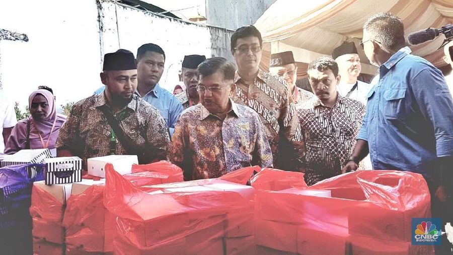 Sofjan Wanandi meminta Bank Indonesia (BI) memberikan kejelasan terkait pergerakan nilai tukar rupiah.