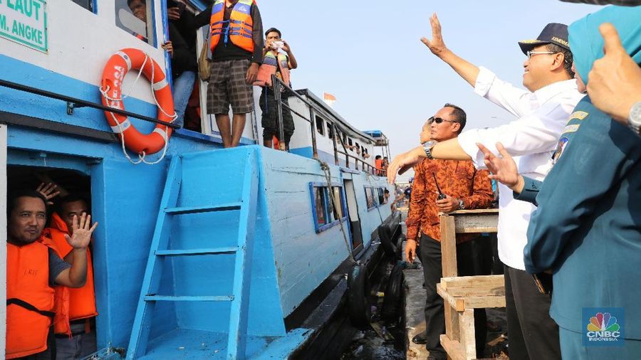 Pemerintah berencana menaikkan tarif angkutan penyeberangan kapal laut