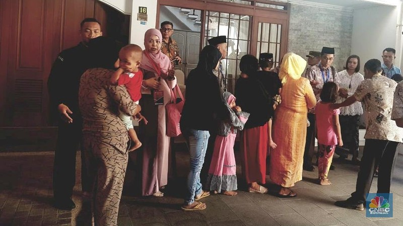 Wakil Presiden Jusuf Kalla (JK) mudik ke kampung halamannya di Makassar dan menggelar Halalbihalal dengan warga.