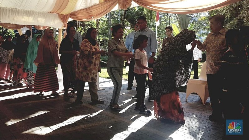 Wakil Presiden Jusuf Kalla (JK) mudik ke kampung halamannya di Makassar dan menggelar Halalbihalal dengan warga.