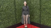 Alison Brie memakai gaun unik transparan mengembang yang dipadukan dengan atasan menyerupai swimsuit. Dia memakai gaun rancangan dari Sandy Liang (Emma McIntyre/Getty Images for MTV/AFP)