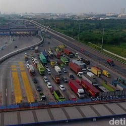 Mudik Nataru, Horor Macet Tol Jakarta-Cikampek Jadi Sorotan