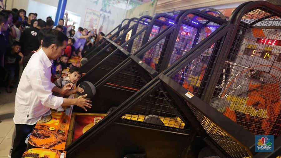 Jokowi dan keluarga keliling Transmart dan ke Wahana Trans Studio mini