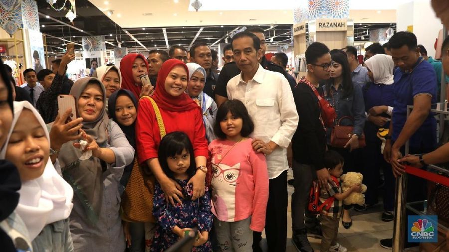 Waktu luang selama libur lebaran dimanfaatkan untuk berkumpul bersama keluarga, terutama menemani sang cucu, Jan Ethes Srinarendra bermain.