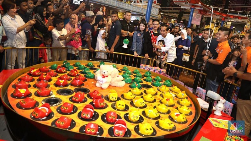 Jokowi dan keluarga keliling Transmart dan ke Wahana Trans Studio mini