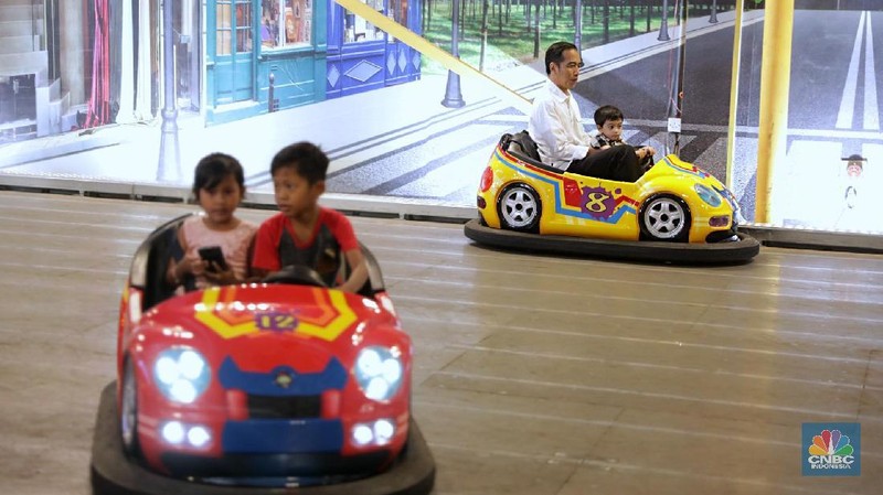Jokowi dan keluarga keliling Transmart dan ke Wahana Trans Studio mini