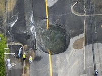 Jepang Dilanda Gempa 6,1 SR, Lubang Besar Menganga di Jalan