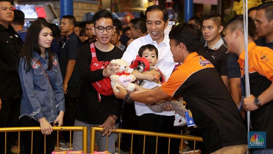 Jokowi dan keluarga keliling Transmart dan ke Wahana Trans Studio mini