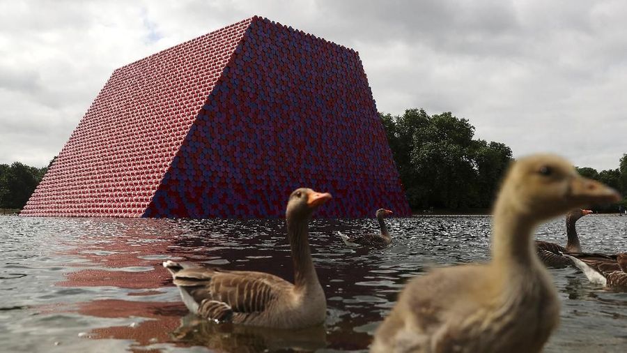 Ini merupakan karya unggulan dari seniman Christo di perairan danau Serpentine di London, Inggris.