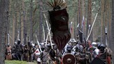Sekitar seribu orang berkumpul di sebuah hutan dekat Doksy, Republik Ceko, akhir pekan lalu. Mereka mengenakan kostum seperti prajurit perang masa lampau. (REUTERS/David W Cerny)
