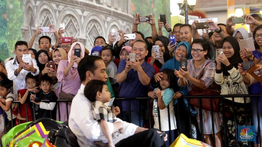 Jokowi dan keluarga keliling Transmart dan ke Wahana Trans Studio mini