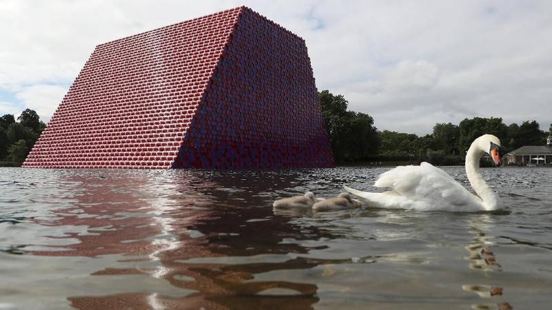Ini merupakan karya unggulan dari seniman Christo di perairan danau Serpentine di London, Inggris.