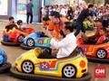 Jokowi Manjakan Cucu dengan 'Bumper Car' di Transmart Bogor