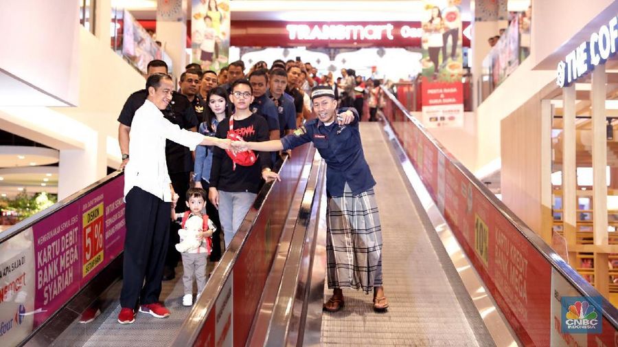 Jokowi dan keluarga keliling Transmart dan ke Wahana Trans Studio mini