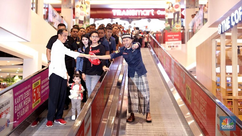 Jokowi dan keluarga keliling Transmart dan ke Wahana Trans Studio mini
