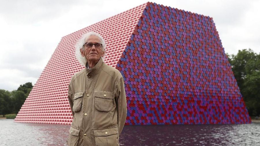 Ini merupakan karya unggulan dari seniman Christo di perairan danau Serpentine di London, Inggris.