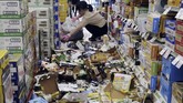 Namun, hingga kini belum ada laporan mengenai kerusakan parah atau peringatan tsunami meski listrik padam di sejumlah wilayah. (Kyodo/via Reuters)