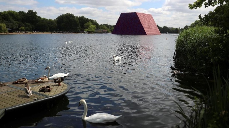Ini merupakan karya unggulan dari seniman Christo di perairan danau Serpentine di London, Inggris.
