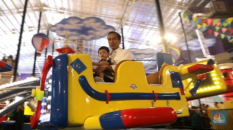 Jokowi dan keluarga keliling Transmart dan ke Wahana Trans Studio mini