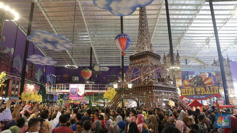 Jokowi dan keluarga keliling Transmart dan ke Wahana Trans Studio mini