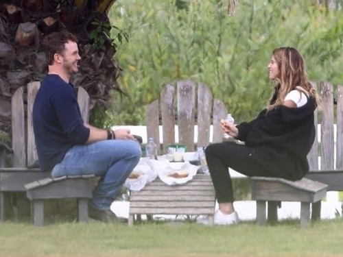 Chris Pratt Kepergok Piknik di Taman Bareng Putri Arnold Schwarzenegger Chris Pratt Kepergok Piknik di Taman Bareng Putri Arnold Schwarzenegger