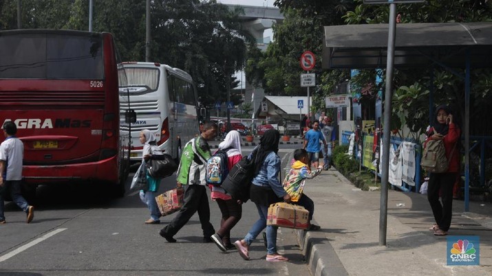 Arus Balik Mudi Kampung Rambutan Suasana arus balik di terminal Kp Rambutan, Jakarta, Selasa (19/6). Pelaksana Harian Terminal Kampung Rambutan memprediksi arus balik yang terjadi di Terminal Kampung Rambutan terjadi dari tanggal 18 hingga 19 juni 2018. Menurut pantauan CNBC Indonesia hingga hari ini sudah mulai terjadi pergerakan pada arus balik. Pada arus balik akhir pekan ini sudah tercatat sebanyak 60.000 orang. Sedangkan jumlah bus yang masuk kurang lebih mencapai 6.000 kendaraan. (CNBC Indonesia/Muhammad Sabki)