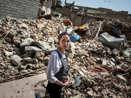 Begini Penampilan Angelina Jolie Saat Kunjungi Muslim Irak Korban Perang Begini Penampilan Angelina Jolie Saat Kunjungi Muslim Irak Korban Perang