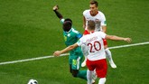 Sadio Mane mencoba melepaskan diri dari kawalan bek Polandia Lukasz Piszczek. Mane mendapatkan kawalan ketat pada laga Senegal melawan Polandia. (REUTERS/Kai Pfaffenbach)