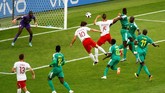 Grzegorz Krychowiak mencetak gol melalui tandukan dan memperkecil ketinggalan Polandia dari Senegal menjadi 1-2. Golnya itu sekaligus penebus kesalahan Krychowiak. (REUTERS/Kai Pfaffenbach)