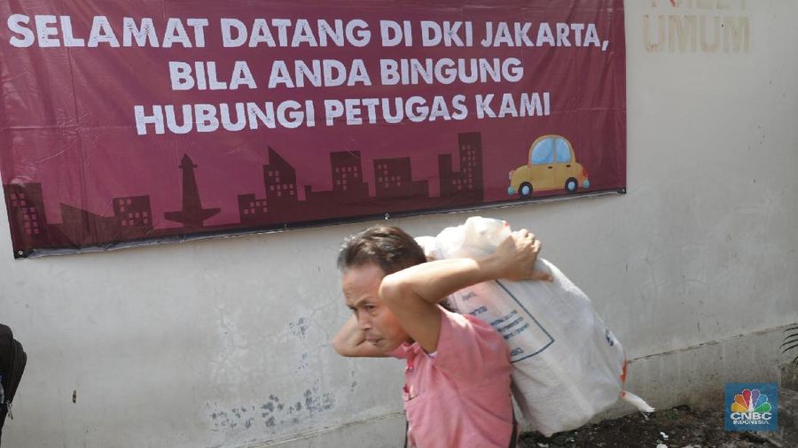Suasana arus balik di terminal Kp Rambutan, Jakarta, Selasa (19/6). Pelaksana Harian Terminal Kampung Rambutan memprediksi arus balik yang terjadi di Terminal Kampung Rambutan terjadi dari tanggal 18 hingga 19 juni 2018. Menurut pantauan CNBC Indonesia hingga hari ini sudah mulai terjadi pergerakan pada arus balik. Pada arus balik akhir pekan ini sudah tercatat sebanyak 60.000 orang. Sedangkan jumlah bus yang masuk kurang lebih mencapai 6.000 kendaraan. (CNBC Indonesia/Muhammad Sabki)