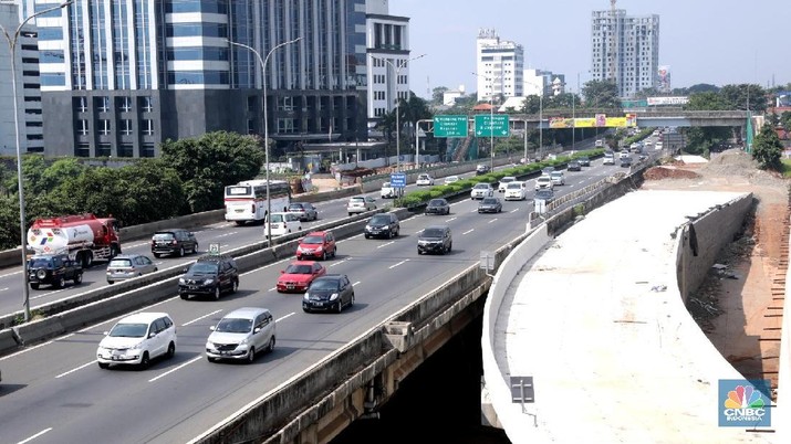Pengemudi mobil melintas di ruas toll Jakarta Outer Ring Road (JORR) Cilandak-Pondok Pinang, Jakarta, Selasa, (19/6). Tarif Jalan Tol Jakarta Outer Ring Road (JORR) mulai 20 Juni 2018, pukul 00.00 WIB, diintegrasikan. Integrasi ini membuat tarif sekali masuk Rp 15.000 untuk jarak jauh maupun dekat.