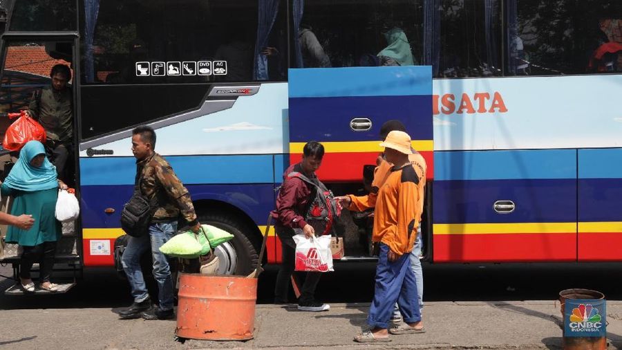 Suasana arus balik di terminal Kp Rambutan, Jakarta, Selasa (19/6). Pelaksana Harian Terminal Kampung Rambutan memprediksi arus balik yang terjadi di Terminal Kampung Rambutan terjadi dari tanggal 18 hingga 19 juni 2018. Menurut pantauan CNBC Indonesia hingga hari ini sudah mulai terjadi pergerakan pada arus balik. Pada arus balik akhir pekan ini sudah tercatat sebanyak 60.000 orang. Sedangkan jumlah bus yang masuk kurang lebih mencapai 6.000 kendaraan. (CNBC Indonesia/Muhammad Sabki)