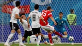 Hanya berselang tiga menit dari gol kedua, Rusia kembali menambah keunggulan jadi 3-0 berkat gol Artem Dzyuba, memanfaatkan umpan datar dari Ilya Kutepov. (REUTERS/Lee Smith)