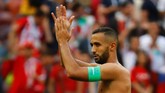 Kapten Maroko Medhi Benatia mengucapkan terima kasih kepada Maroko. Kendati sudah berjuang keras, Tim Singa Atlas tersingkir dari Piala Dunia 2018. (REUTERS/Kai Pfaffenbach)