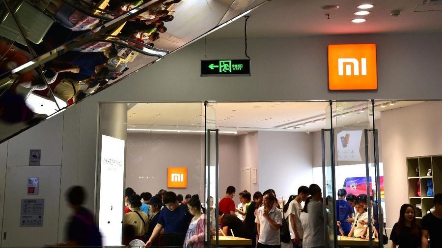 People visit a Xiaomi store in Beijing, China June 16, 2018. Picture taken June 16, 2018. REUTERS/Stringer  ATTENTION EDITORS - THIS IMAGE WAS PROVIDED BY A THIRD PARTY. CHINA OUT.