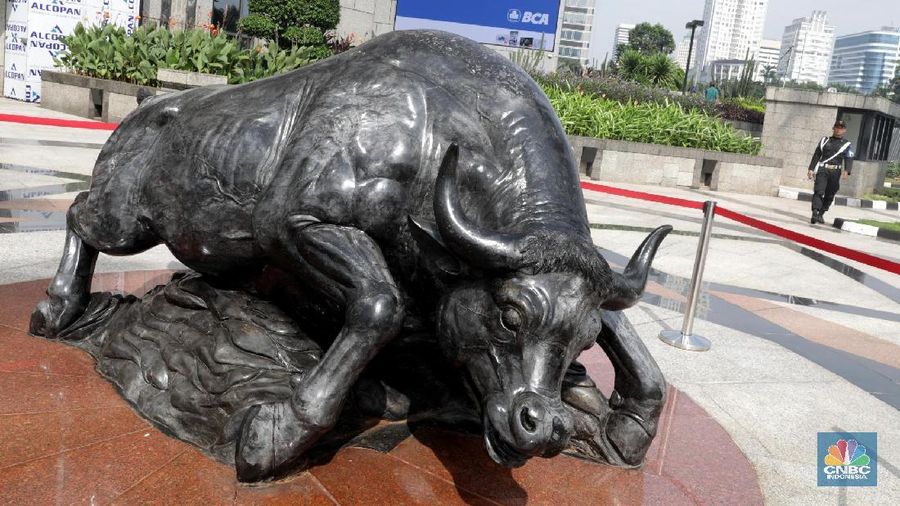 Setelah Libur Lebaran, Bursa Saham Kembali di Buka Sejumlah karyawan melintas di kawasan kantor Bursa Efek Indonesia, Rabu (20/6). Pasar saham Indonesia kembali dibuka mulai hari ini setelah libur panjang hari raya Idul Fitri. Pasca libur Lebaran, IHSG dibuka koreksi 0,86% ke 5.941,79 pada pukul 9 pagi tadi. (CNBC Indonesia/Muhammad Sabki)
