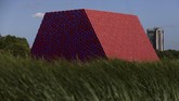 ‘The London Mastaba’ terdiri atas 55 tong galon yang dibentuk menjadi ‘piramida’ dengan panjang 40 meter dan lebar 30 meter. (REUTERS/Simon Dawson)