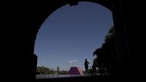 Christo sebelumnya pernah membuat instalasi di Central Park New York dan di Berlin. Untuk instalasinya di London, ia mengajak mantan Wali Kota New York, Michael Bloomberg. (REUTERS/Simon Dawson)