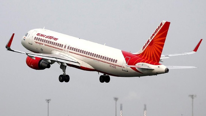 FILE PHOTO: An Air India aircraft takes off from the Sardar Vallabhbhai Patel International Airport in Ahmedabad, India, July 7, 2017.  REUTERS/Amit Dave/File Photo