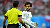 Bintang timnas Mesir Mohamed Salah mempertanyakan keputusan wasit Enrique Caceres yang tidak memberikan timnya tendangan bebas setelah ia dijatuhkan pemain Rusia. (REUTERS/Dylan Martinez)