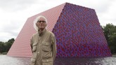 ‘Piramida’ itu mengapung dengan dua sisi vertikal dan puncak yang datar. Senin (18/6) lalu, karya seni itu dipasang oleh seniman kelahiran Bulgaria, Christo Javacheff. (REUTERS/Simon Dawson)