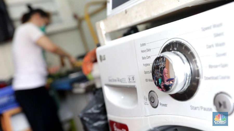 Pekerja saat menyetrika pakaian laundry di tempat  jasa cuci setrika  pakaian Jakarta, Rabu (20/6). Tingginyan kebutuhan akan mencuci dan menyetrika pakaian di saat libur lebaran atau Idul Fitri membuat berbagai usaha Laundry kebanjiran order jasa mencuci dan menyetrika hingga 90% ketimbang hari biasa. Dalam sehari laundry mampu menampung hingga ratusan kilo pakaian. Menurut pegawai laundry, musim libur panjang ini juga membuat jasa laundry mampu meraih untung hingga 5 juta dalam 2 hari. Jasa laundry menjadi alternatif membantu menyelesaikan pekerjaan rumah, apalagi saat bulan libur lebaran. Karena banyak dari mereka yang memiliki asisten rumah tangga belum pulang dari kampung halaman. (CNBC Indonesia/Muhammad Sabki)