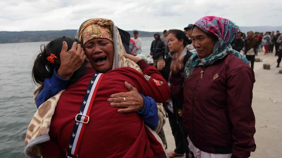 KM Sinar Bangun tenggelam di Danau Toba, diduga mengangkut penumpang lebih banyak dari kapasitas.