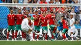 Cristiano Ronaldo berpeluang menggandakan keunggulan Portugal lewat tendangan bebas. Sayang tembakannya masih membentur pagar pertahanan Maroko. (REUTERS/Kai Pfaffenbach)