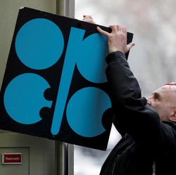 OPEC+ Gagal Kontrol Produksi, Harga Minyak Dunia Ambruk Nyaris 5%