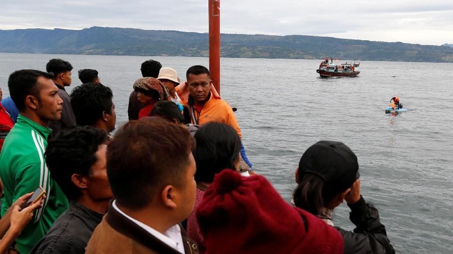 KM Sinar Bangun itu diduga mengangkut 200 orang penumpang meski kapasitas hanya 43 orang.