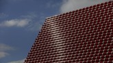 Namun ‘piramida’ itu tak terbuat dari batu seperti di Mesir, melainkan tong-tong plastik yang diikat jadi satu. Warnanya bahkan atraktif: merah, jambon dan biru. (REUTERS/Simon Dawson)